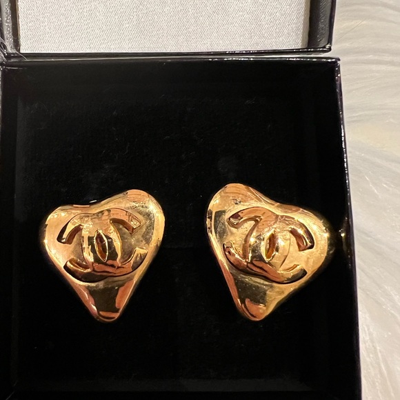 Chanel Vintage 93P Gold CC Heart Clip On Earrings - Picture 3 of 6